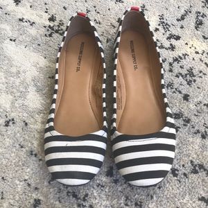 💔SOLD Black and white flats size 7